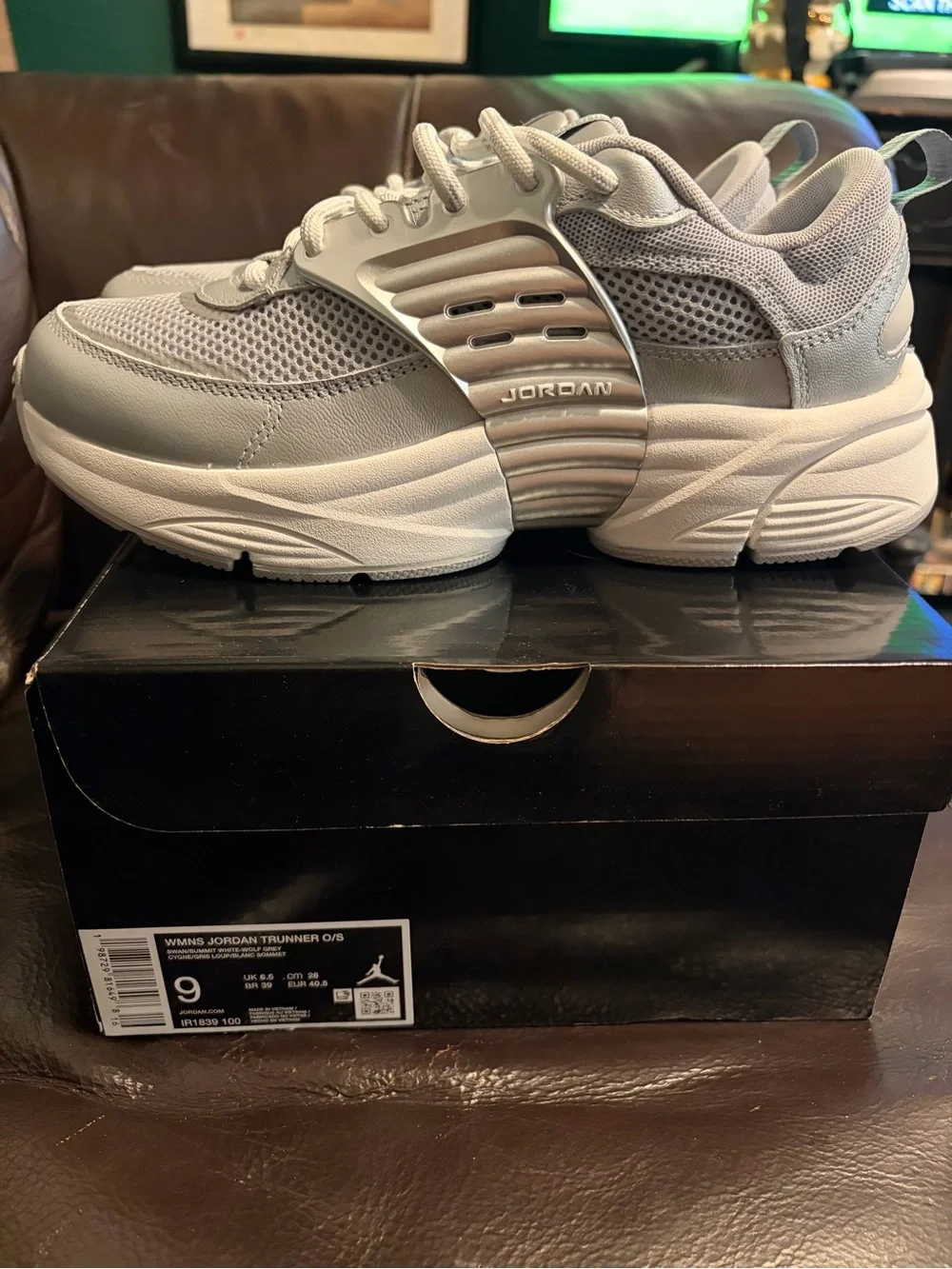 Jordan Women's Grey Trunner O/S (size 9W/7.5M) Athletic Sneakers